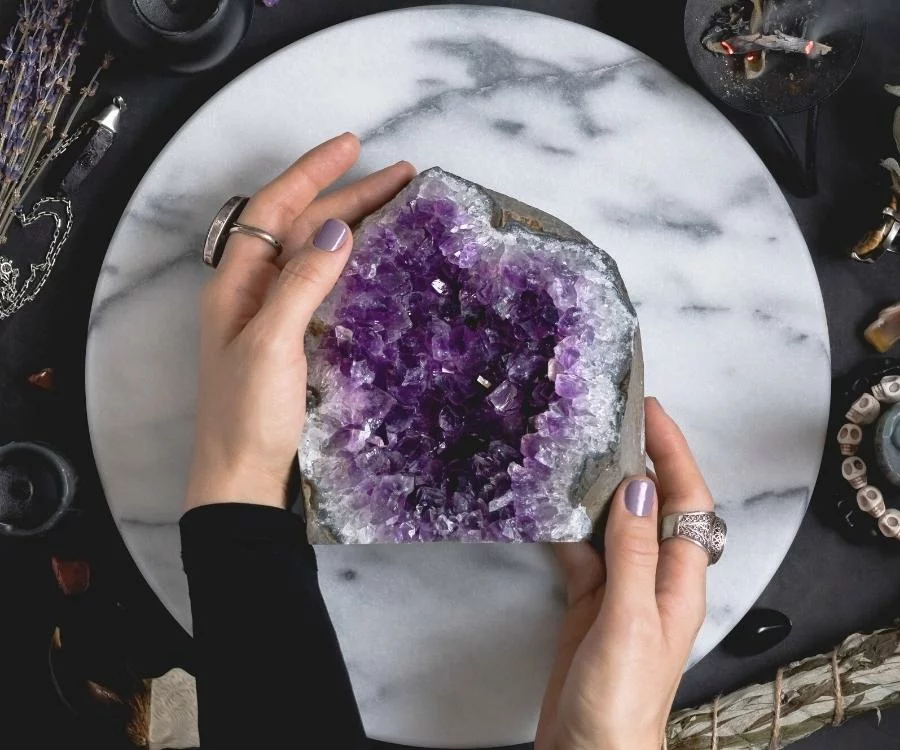 Lithothérapie intuitive: les bienfaits des bijoux en pierre